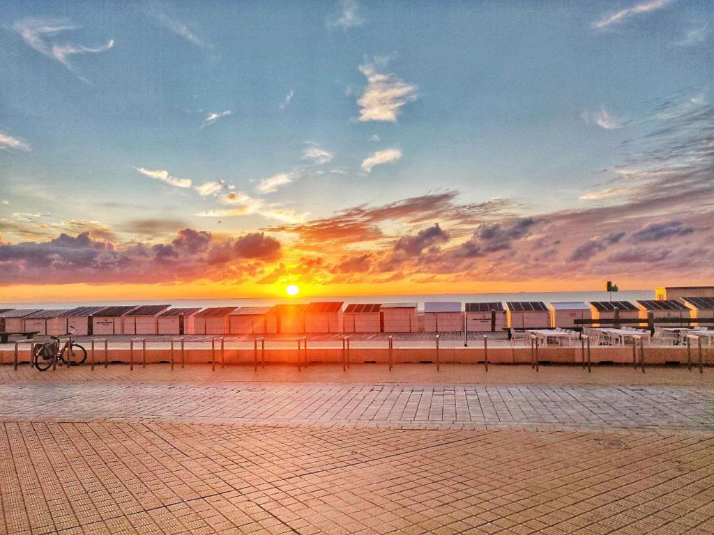 Matahari terbit atau terbenam yang dilihat dari apartmen atau berdekatan