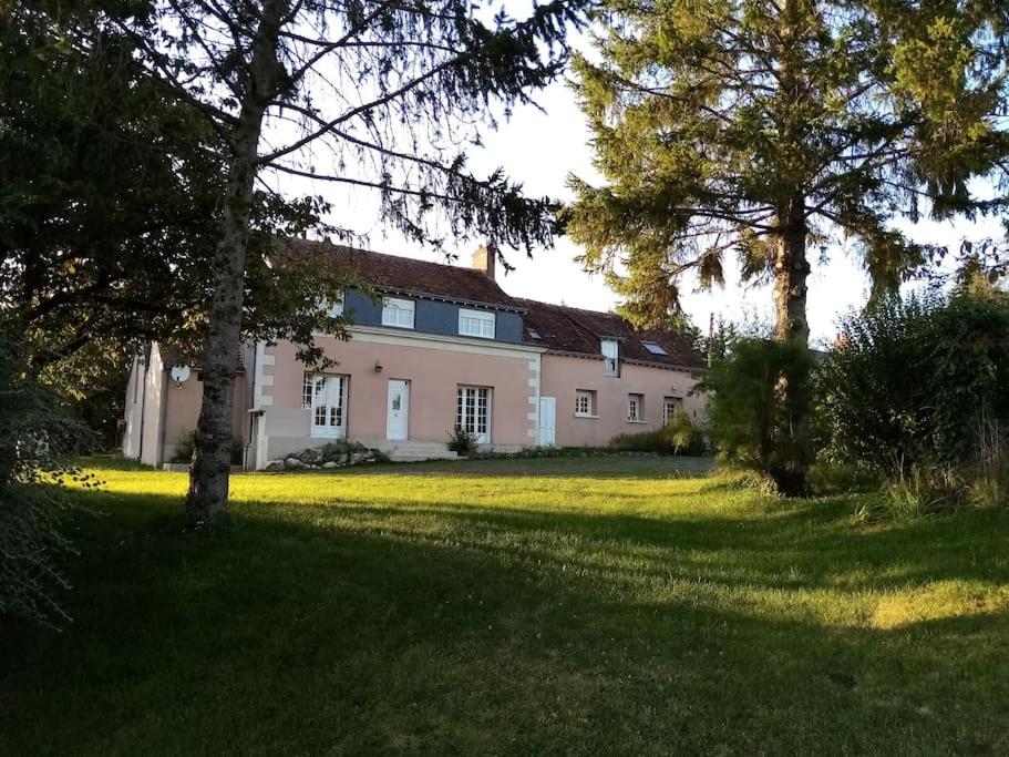 Grand Gîte du Coudray : منزل وردي كبير مع أشجار في الفناء