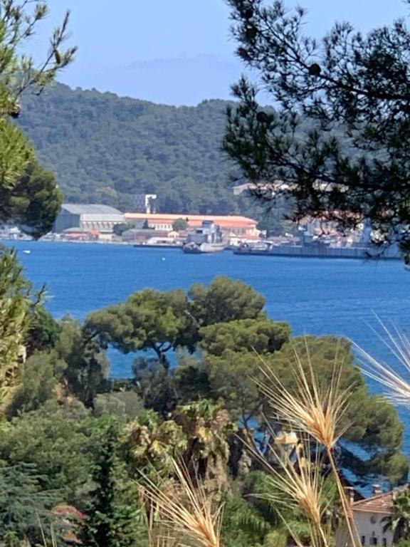 Zdjęcie z galerii obiektu JADE - Appartement climatisé vue et accès mer privé w mieście La Seyne-sur-Mer