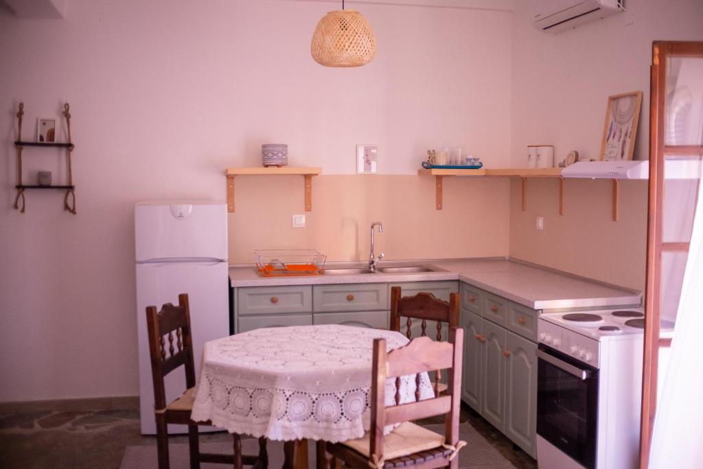kuchnia ze stołem, zlewem i lodówką w obiekcie Wilson & Andrew House - Boho Bliss w mieście (( Sgoúrna ))