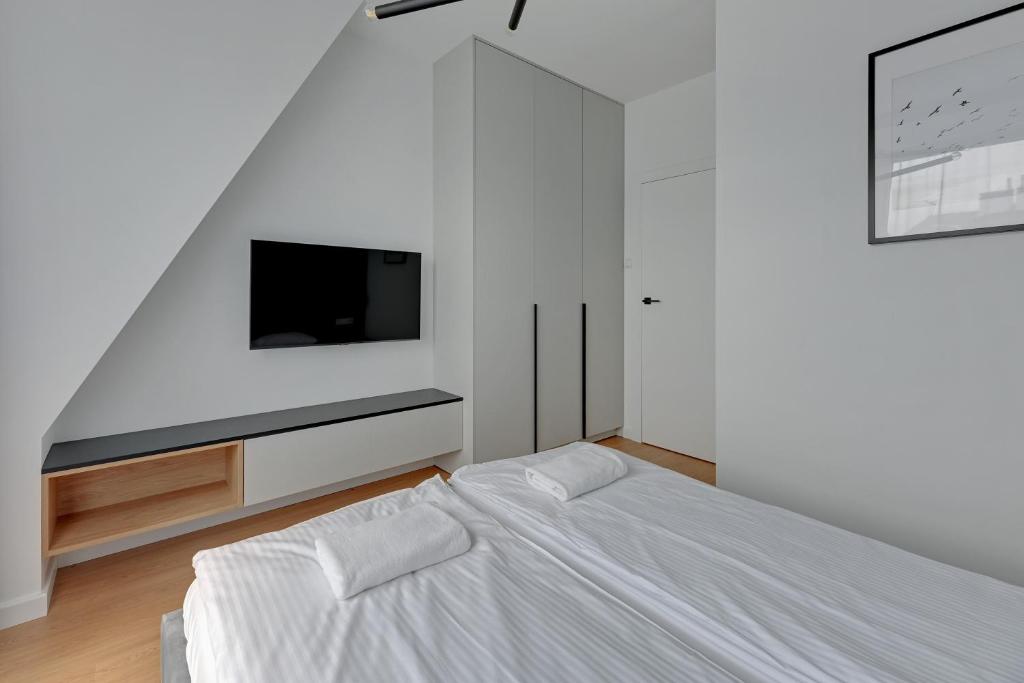 Łóżko lub łóżka w pokoju w obiekcie Baltic Lagoon - Okrzei Residence