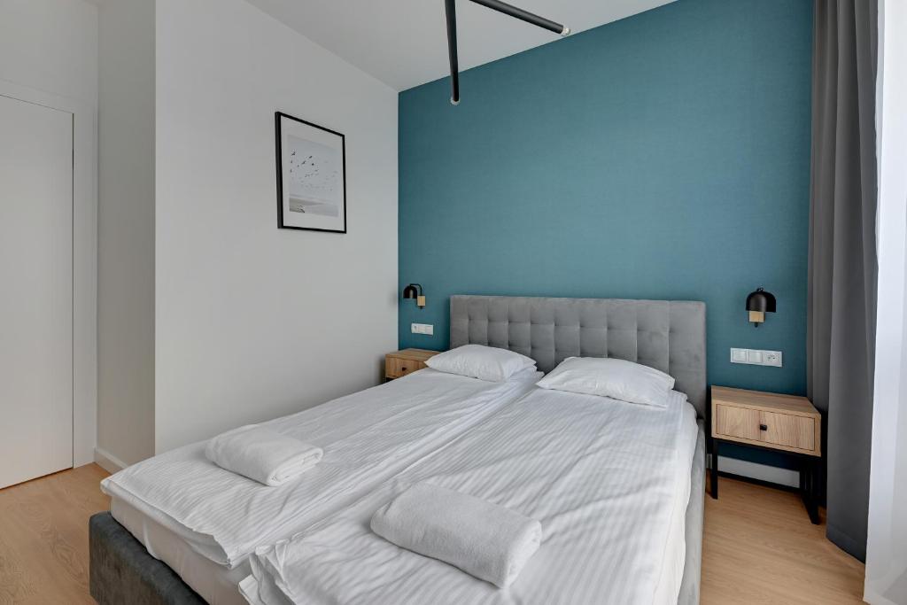 Łóżko lub łóżka w pokoju w obiekcie Baltic Lagoon - Okrzei Residence
