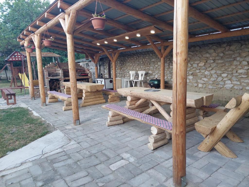 Patio alebo iná vonkajšia časť ubytovania Fenyőfa vendégház