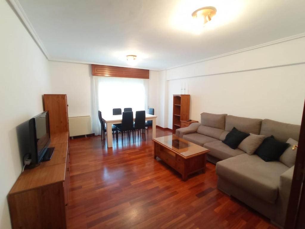 sala de estar con sofá y mesa en Acogedor apartamento en Pontedeume, en Puentedeume