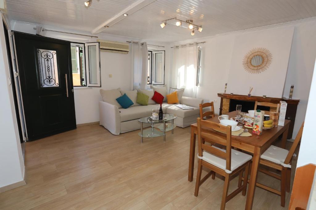 Posezení v ubytování Corfu Port Home- City Centre Apartment