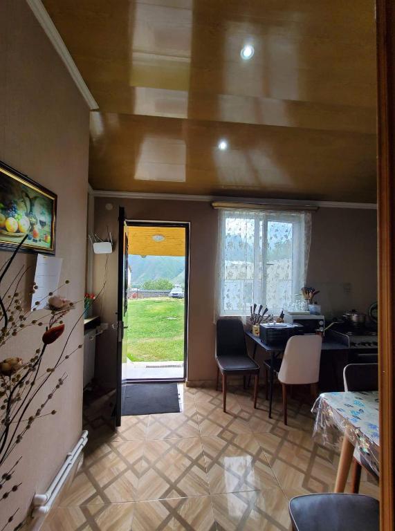 Posezení v ubytování Guest House Elguja Qushashvili