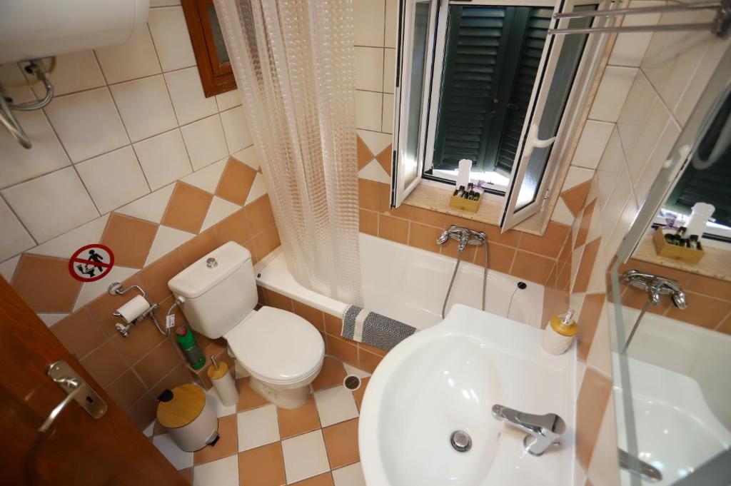 Koupelna v ubytování Corfu Port Home- City Centre Apartment