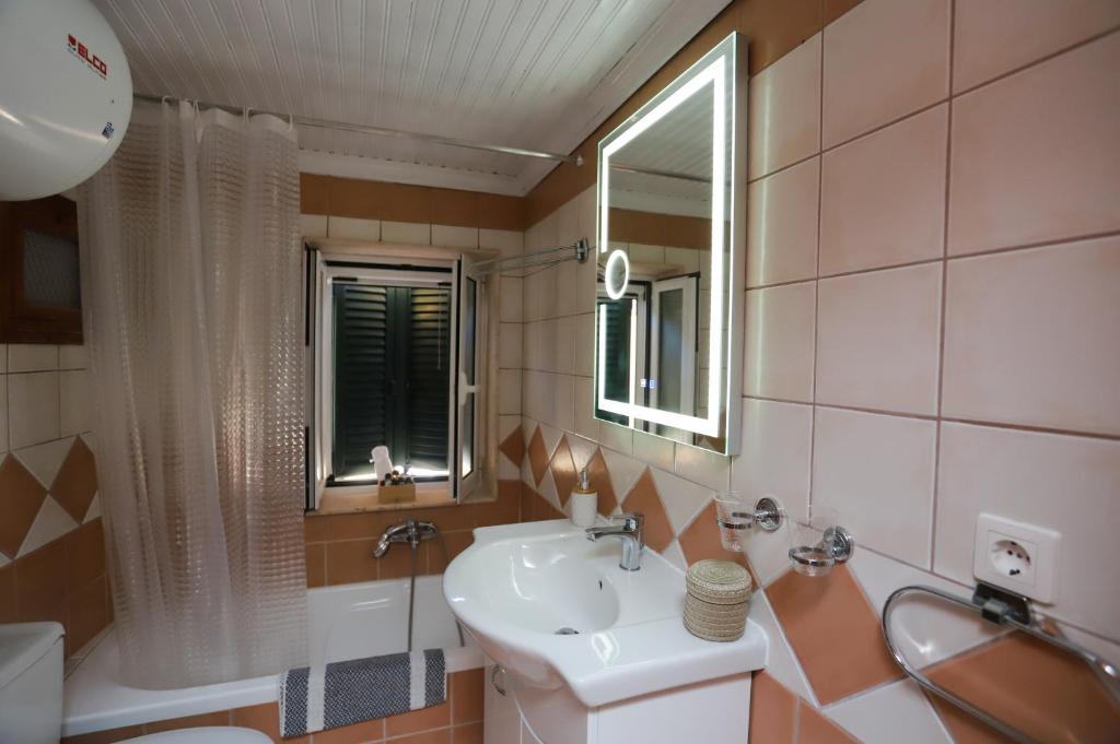 Koupelna v ubytování Corfu Port Home- City Centre Apartment