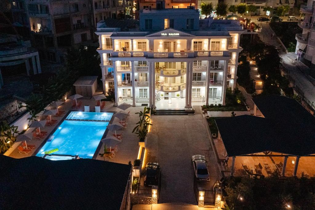 Bazén v ubytování Hotel Vila Kalcuni Sarande nebo v jeho okolí