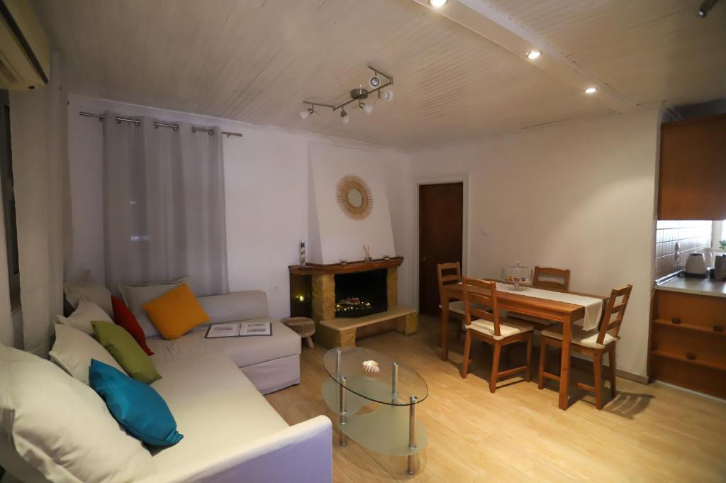 Posezení v ubytování Corfu Port Home- City Centre Apartment