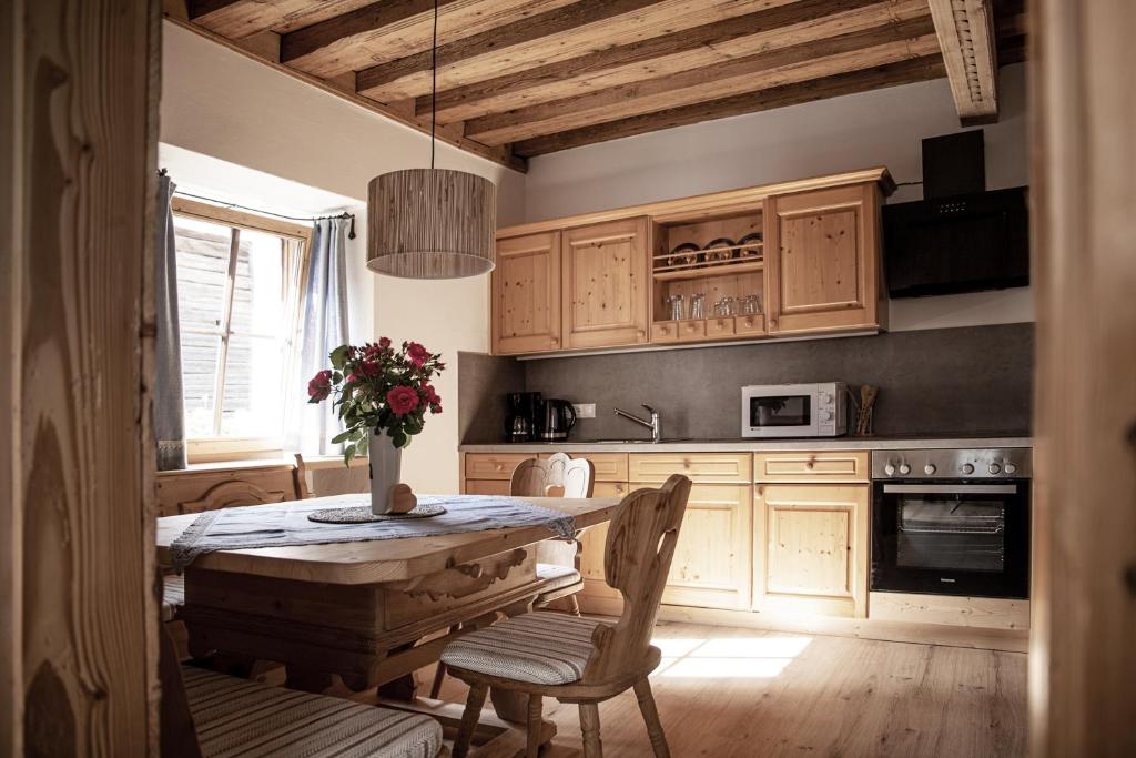 Kuchyň nebo kuchyňský kout v ubytování Steinergut Apartments