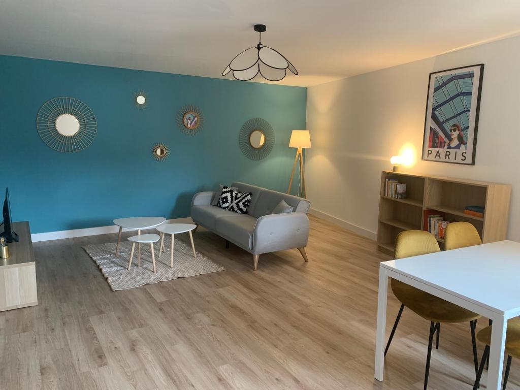 - un salon avec un canapé et une table dans l'établissement Charmant appartement entre Camargue et Alpilles, à Tarascon