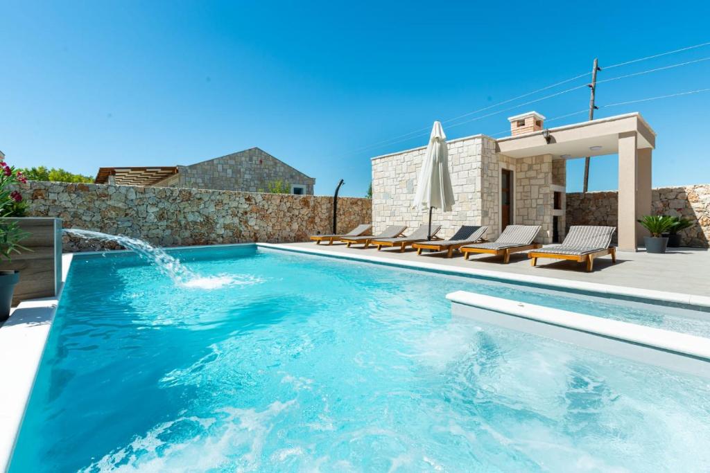 Bazén v ubytování Luxury villa with pool,jacuzzi and sauna03 - by TA Leut Agency nebo v jeho okolí