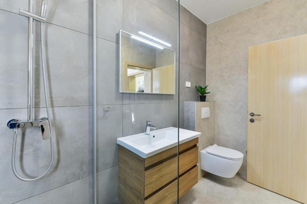 Koupelna v ubytování Luxury villa with pool,jacuzzi and sauna03 - by TA Leut Agency