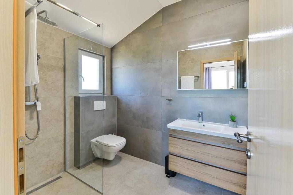 Koupelna v ubytování Luxury villa with pool,jacuzzi and sauna03 - by TA Leut Agency