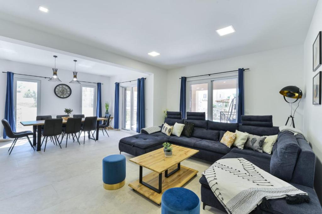 Posezení v ubytování Luxury villa with pool,jacuzzi and sauna03 - by TA Leut Agency