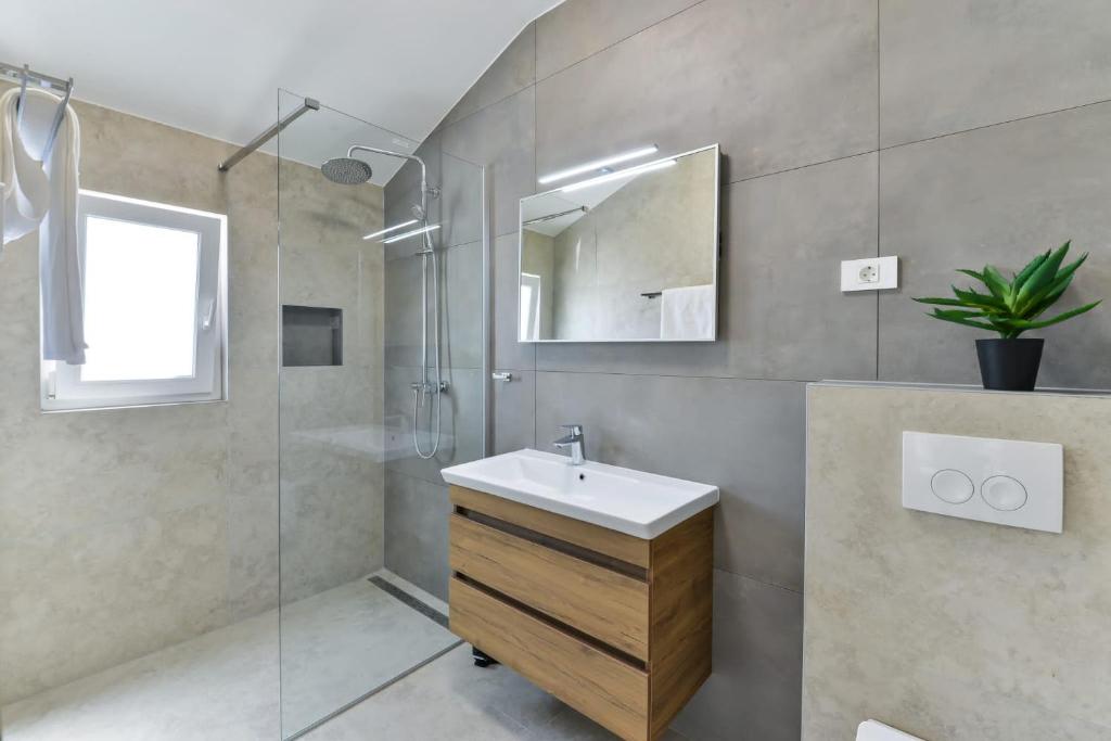 Koupelna v ubytování Luxury villa with pool,jacuzzi and sauna03 - by TA Leut Agency