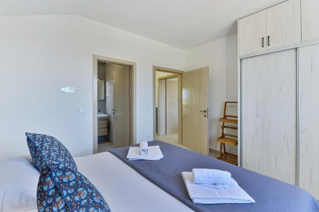 Postel nebo postele na pokoji v ubytování Luxury villa with pool,jacuzzi and sauna03 - by TA Leut Agency