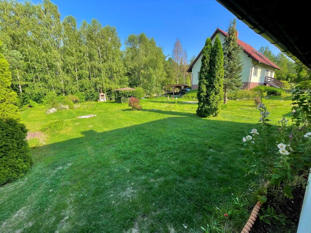 Vonkajšia záhrada v ubytovaní Dowiośnie - domek w Wielu