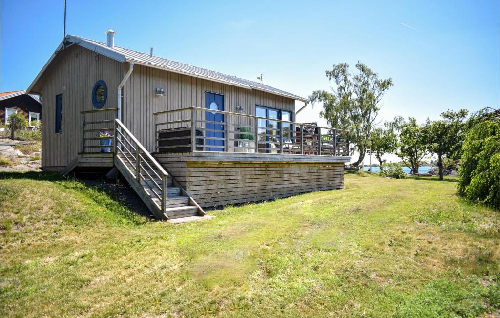 une maison avec une grande terrasse sur le côté dans l'établissement Lovely Home In Oskarshamn With House Sea View, à Oskarshamn