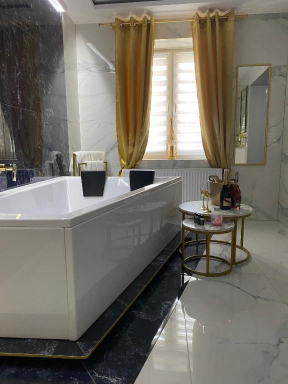 Fotografia z galérie ubytovania Apartament "Prezydencki" Centrum z dużą wanną dla Dwojga v destinácii Gniezno