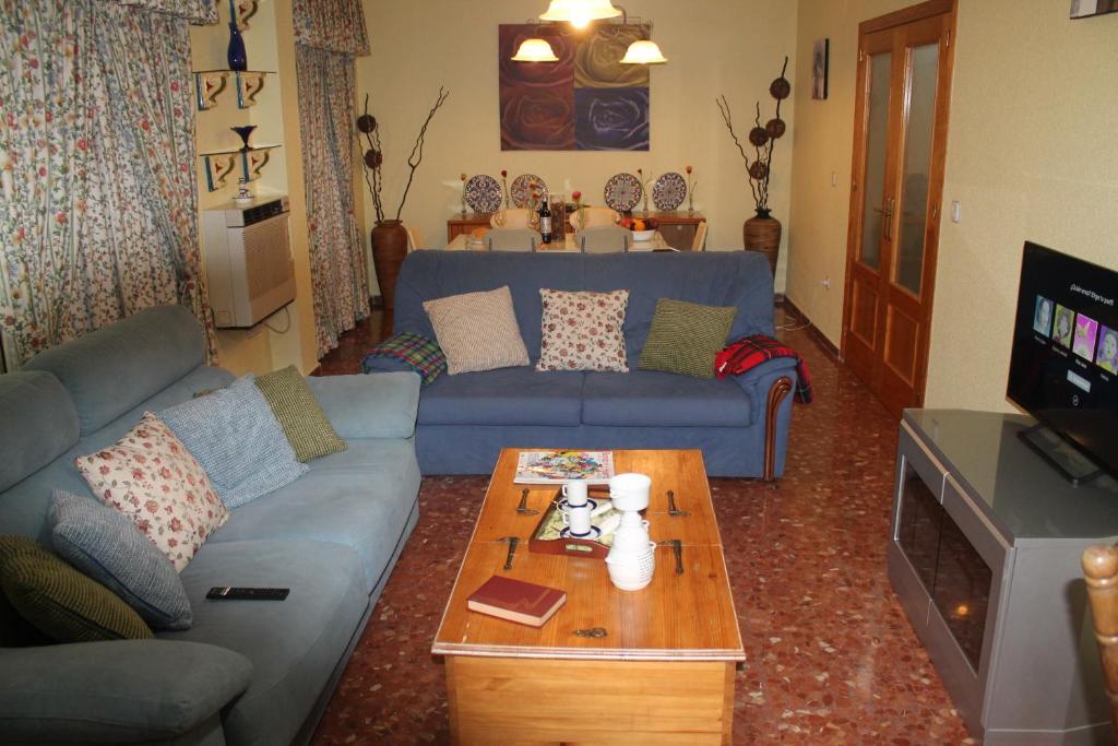 een woonkamer met een blauwe bank en een salontafel bij Apartamento Centro Murcia in Murcia