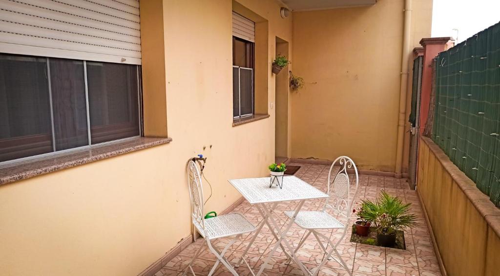 A patio or other outdoor area at Domumontegrappa - Appartamento indipendente con giardino - Sestu