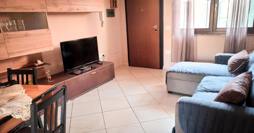 A television and/or entertainment centre at Domumontegrappa - Appartamento indipendente con giardino - Sestu