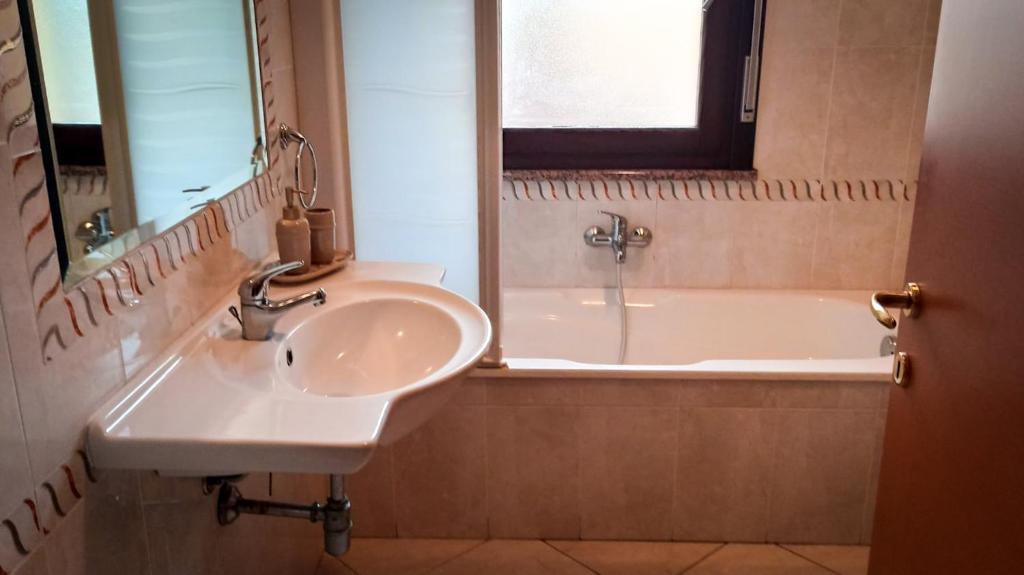 A bathroom at Domumontegrappa - Appartamento indipendente con giardino - Sestu