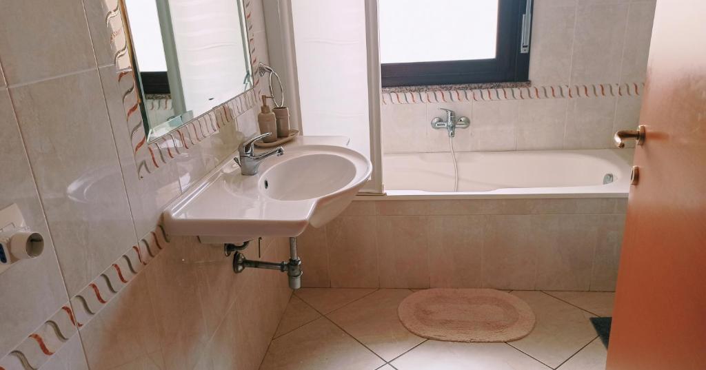 A bathroom at Domumontegrappa - Appartamento indipendente con giardino - Sestu