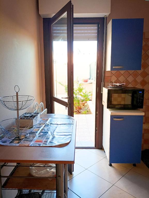 A kitchen or kitchenette at Domumontegrappa - Appartamento indipendente con giardino - Sestu