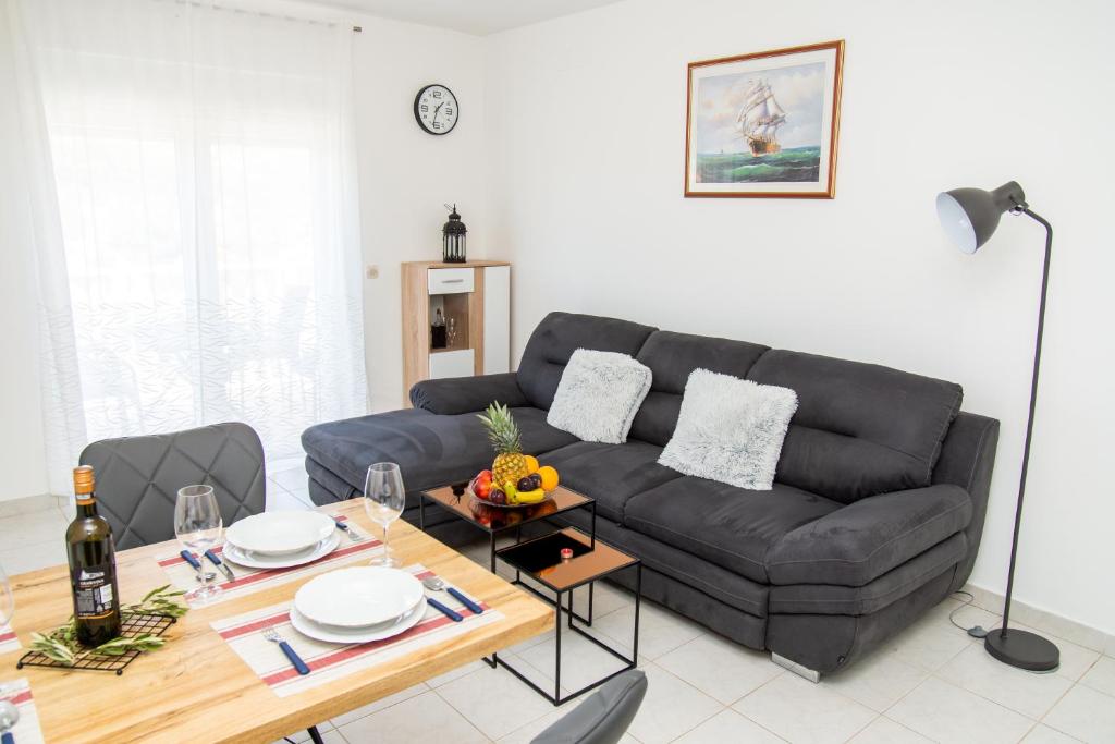 sala de estar con sofá y mesa en Apartment Marin, en Milna