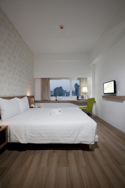 Postel nebo postele na pokoji v ubytování Whiz Hotel Cikini Jakarta