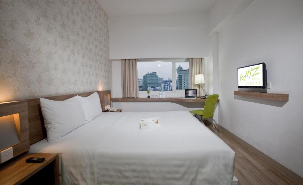 Postel nebo postele na pokoji v ubytování Whiz Hotel Cikini Jakarta