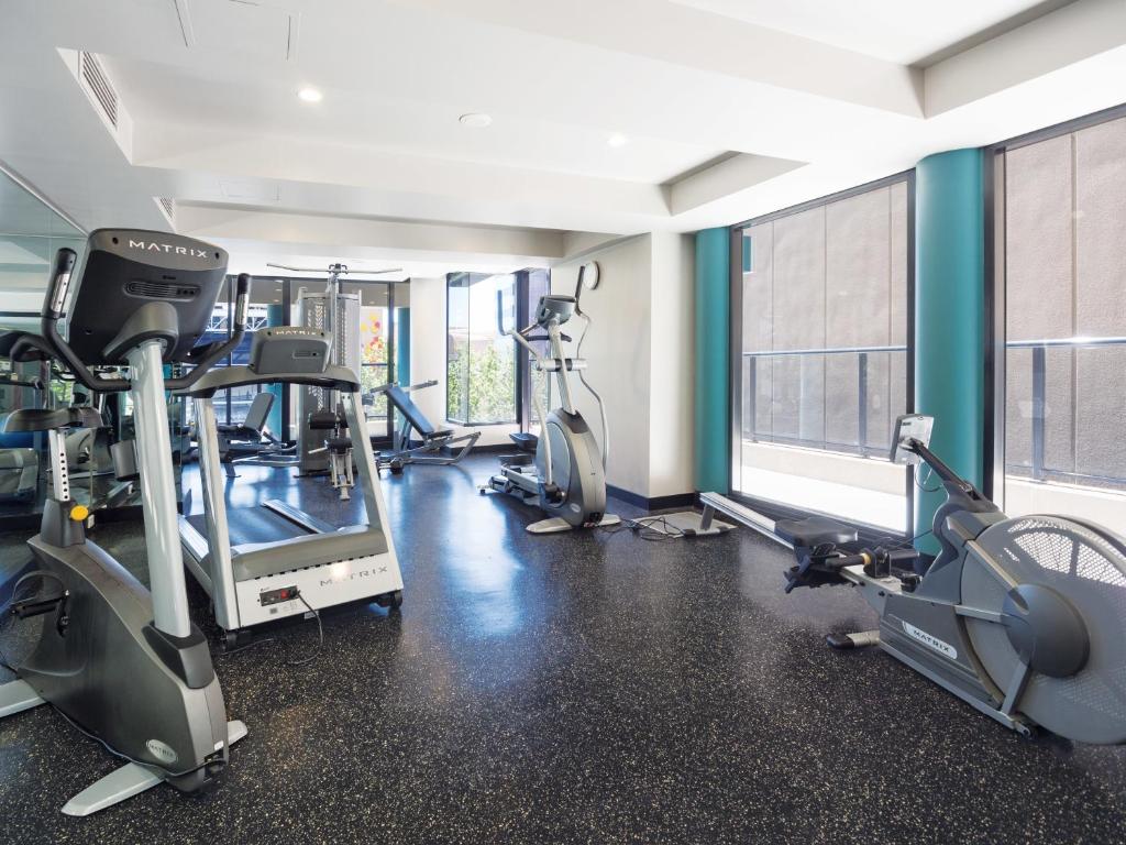 Fitness centrum a/nebo fitness zařízení v ubytování Oaks Adelaide Horizons Suites
