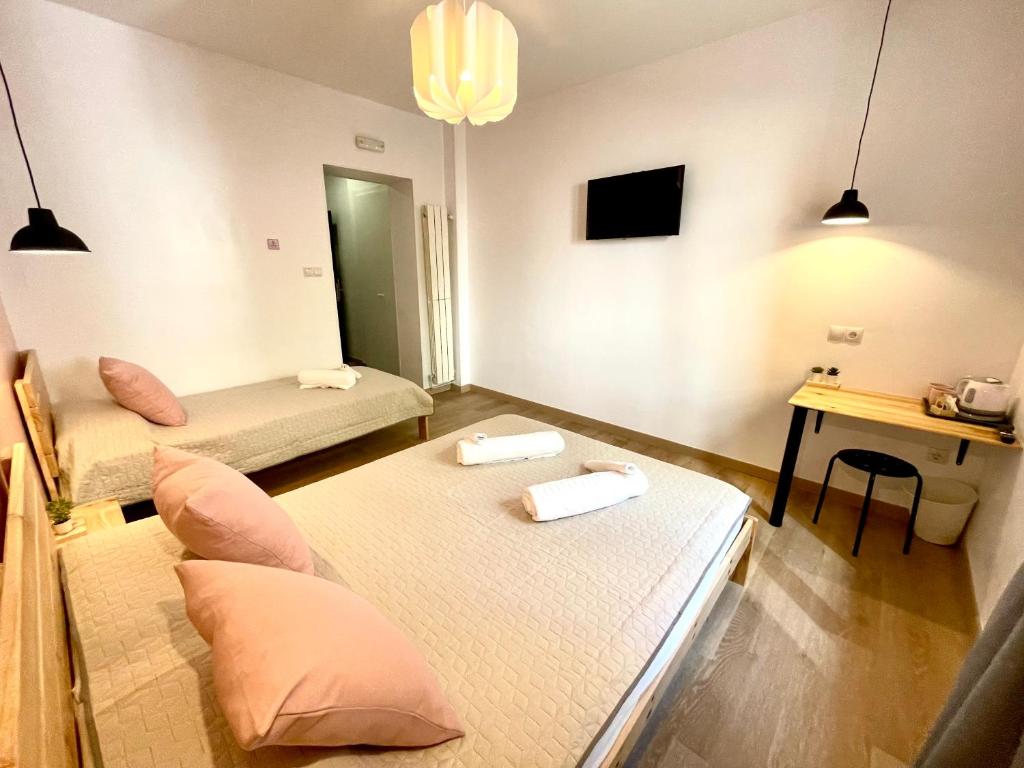 Postel nebo postele na pokoji v ubytování OPERA ROOMS