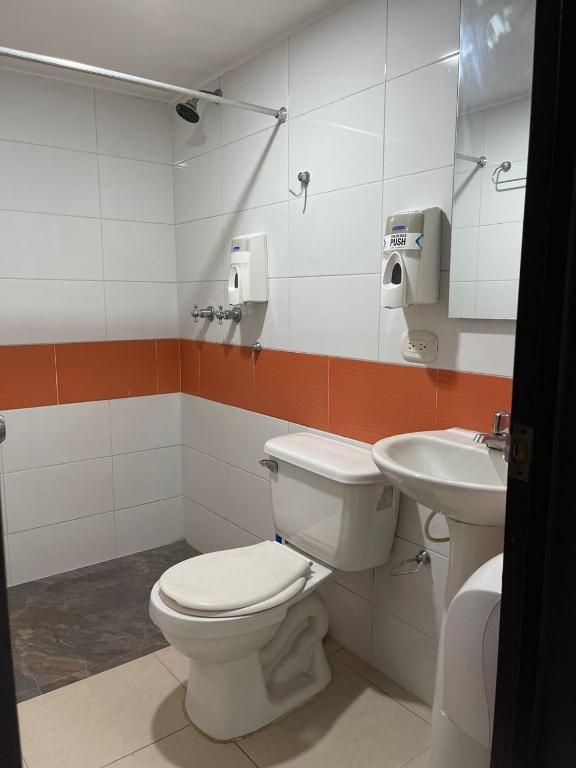 Koupelna v ubytování Lindos apartaestudios y habitaciones en Ibague