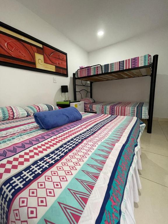 Postel nebo postele na pokoji v ubytování Lindos apartaestudios y habitaciones en Ibague