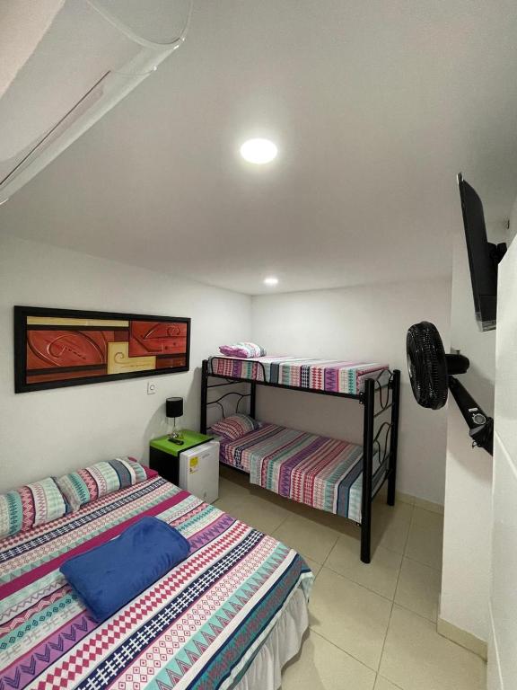 Postel nebo postele na pokoji v ubytování Lindos apartaestudios y habitaciones en Ibague