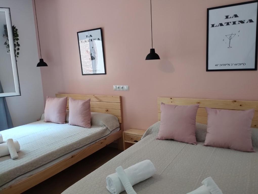 Postel nebo postele na pokoji v ubytování OPERA ROOMS