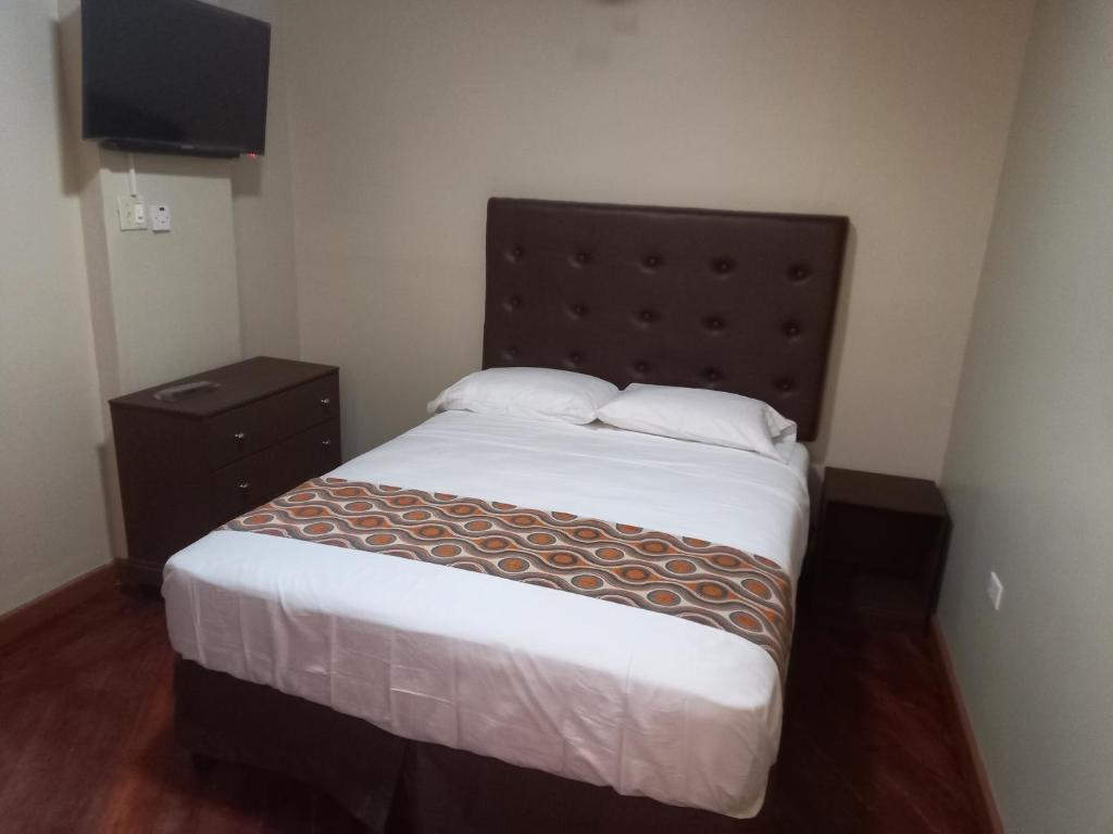 1 dormitorio con 1 cama grande y TV de pantalla plana en Chillinn at duke, en Kingston