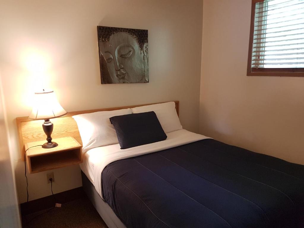 Postel nebo postele na pokoji v ubytování Pines Motel