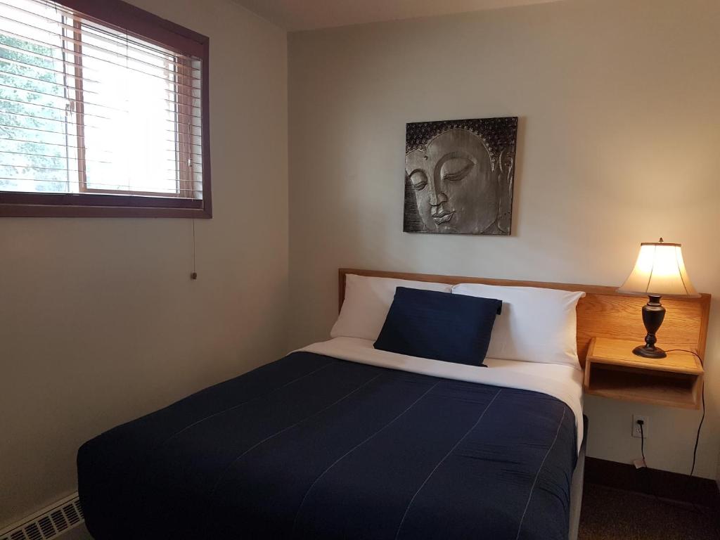 Postel nebo postele na pokoji v ubytování Pines Motel
