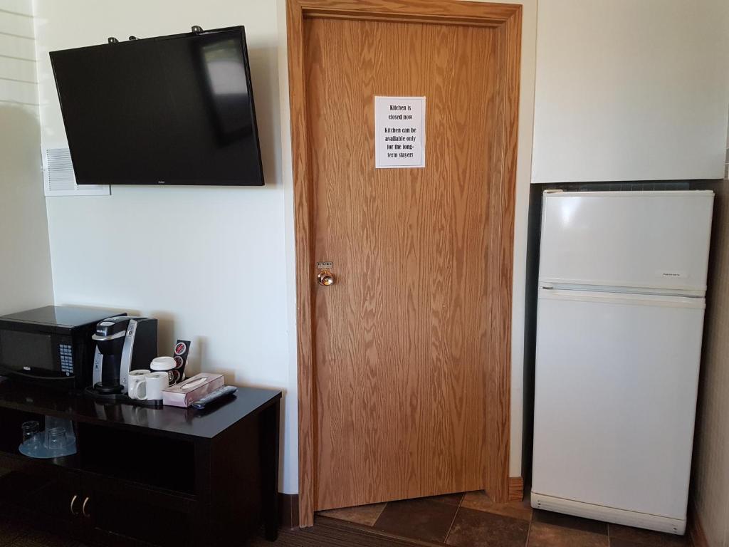 Kuchyň nebo kuchyňský kout v ubytování Pines Motel