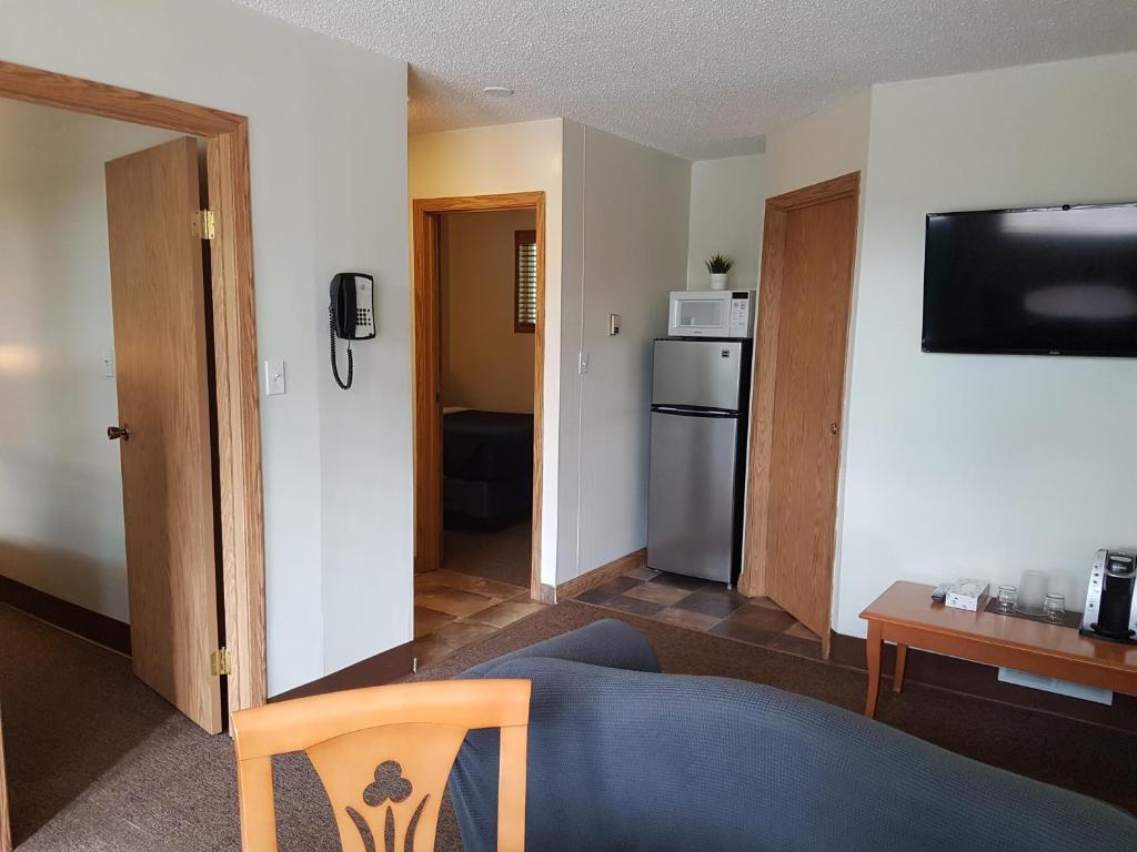 Kuchyň nebo kuchyňský kout v ubytování Pines Motel