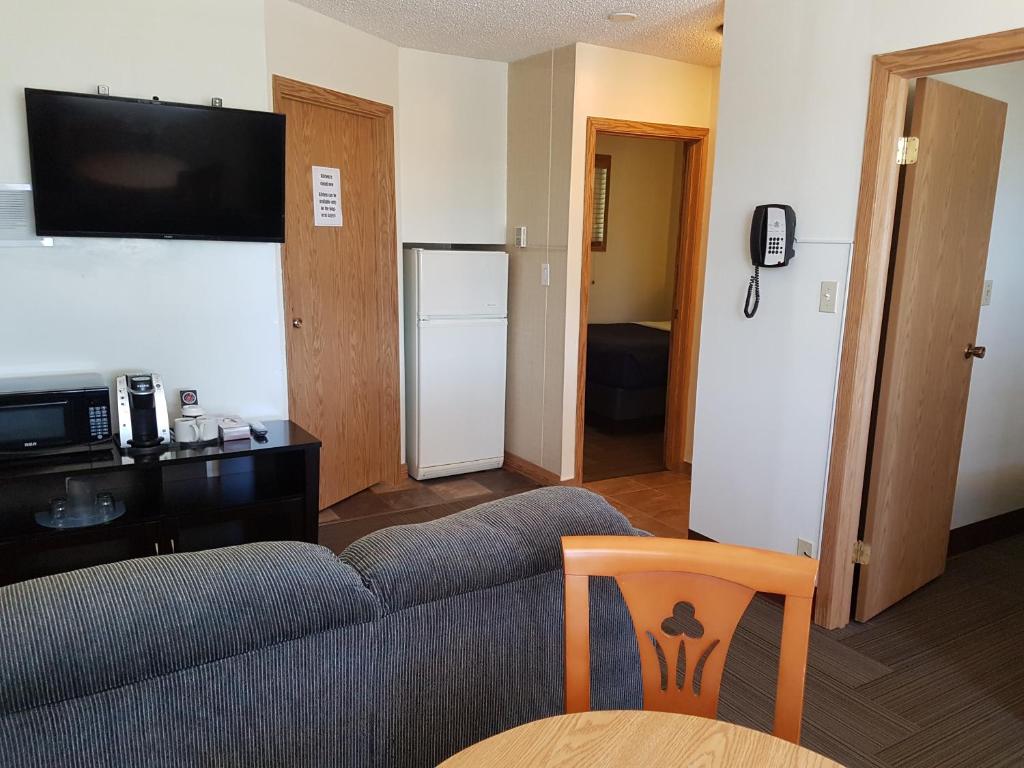 TV a/nebo společenská místnost v ubytování Pines Motel