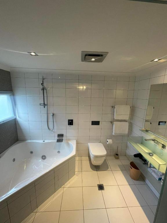 Bilik mandi di Nice Hotel