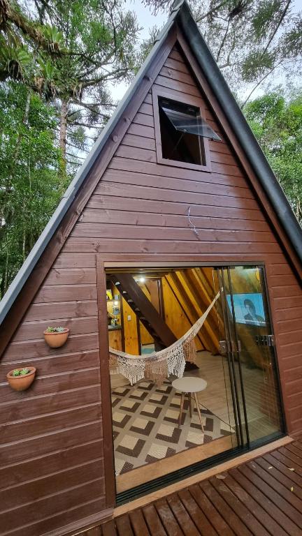 uma grande porta de vidro deslizante de uma pequena casa em Chalé Rural em Canela - Chalé do Mato em Canela