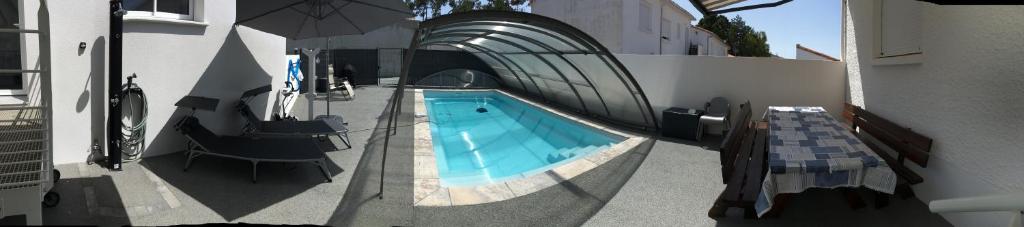 an overhead view of a swimming pool on a building at L'Augustémile au bord de l'eau in La Tranche-sur-Mer