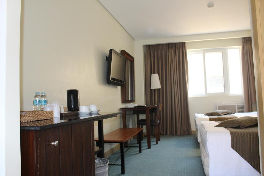 TV a/nebo společenská místnost v ubytování Boracay Sands Hotel